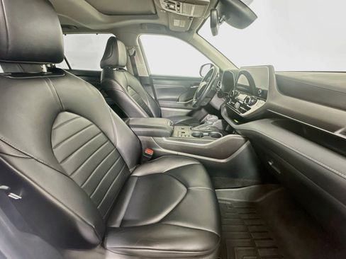 Used 2023 Toyota Highlander XLE FWD image 33
