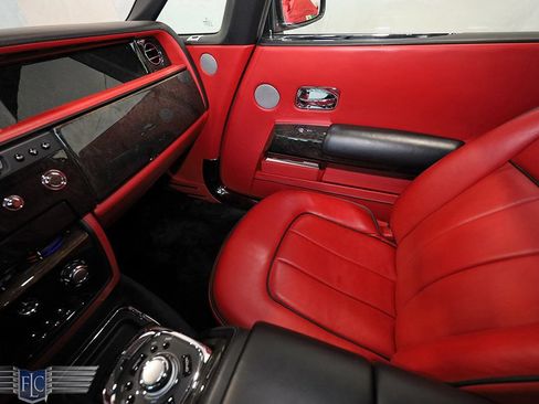 Used 2017 Rolls-Royce Phantom Drophead Coupe RWD image 28