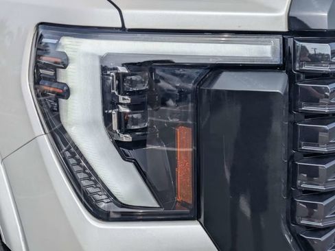 Used 2024 GMC Sierra 2500 Denali Ultimate image 9
