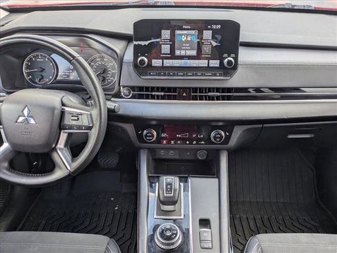 Used 2024 Mitsubishi Outlander SE image 17
