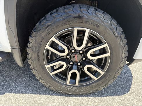 Used 2022 GMC Sierra 1500 AT4 w/ AT4 Premium Package AWD/4WD image 13