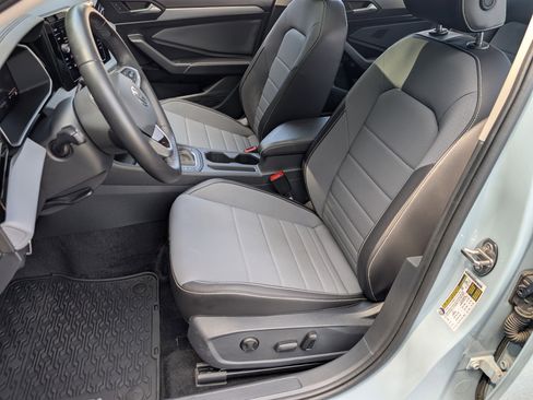 Used 2025 Volkswagen Jetta SE w/ Sunroof Package FWD image 17