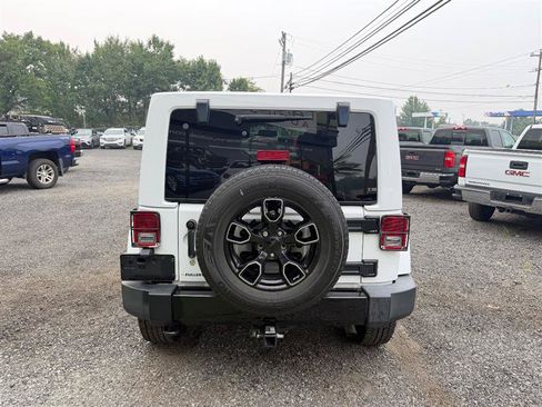 Used 2018 Jeep Wrangler Unlimited Sahara AWD/4WD image 5