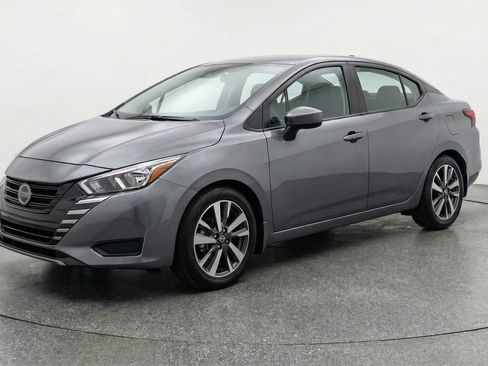 Used 2025 Nissan Versa SV image 3