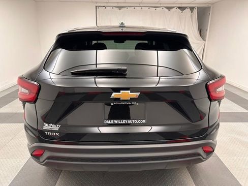 Used 2025 Chevrolet Trax LS FWD image 5