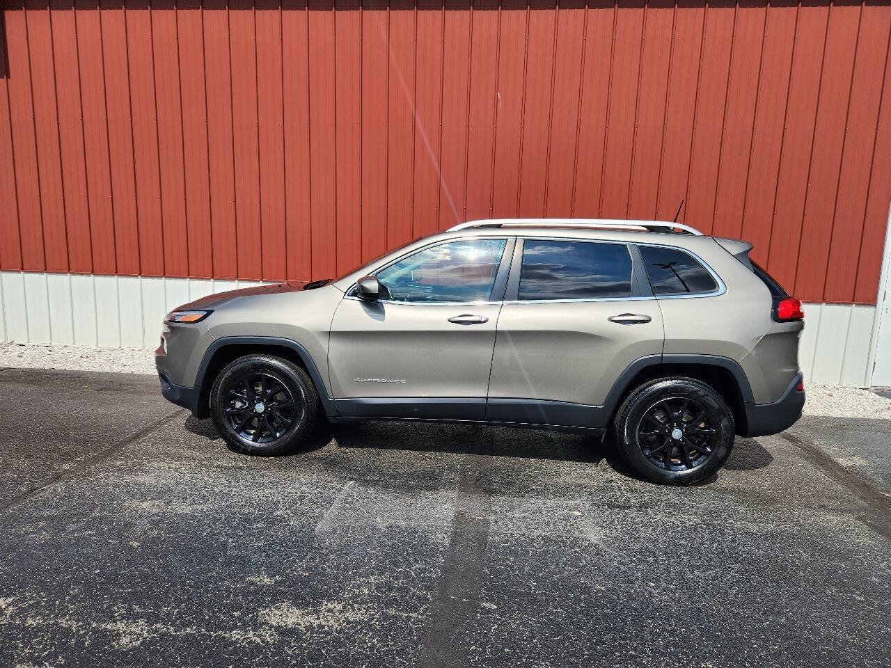 Used 2016 Jeep Cherokee Latitude w/ Cold Weather Group AWD/4WD image 2