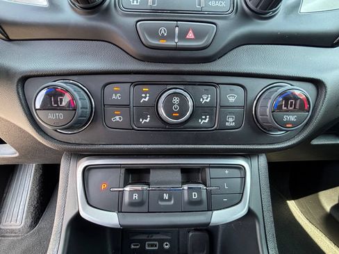 Used 2024 GMC Terrain SLT AWD/4WD image 23