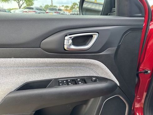 Used 2025 Jeep Compass Latitude image 25