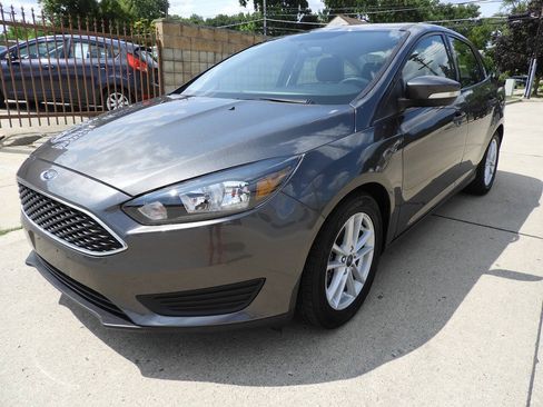 Used 2017 Ford Focus SE FWD image 4