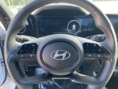 Used 2025 Hyundai Elantra Limited FWD image 13