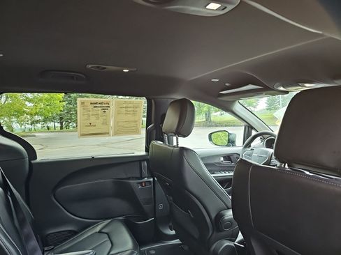 Used 2025 Chrysler Pacifica Select FWD image 16