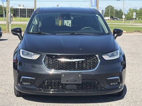 Used 2023 Chrysler Pacifica Touring-L FWD image 3