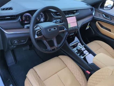 New 2025 Jeep Grand Cherokee Summit image 10