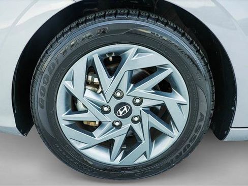 Used 2024 Hyundai Elantra SEL FWD image 9