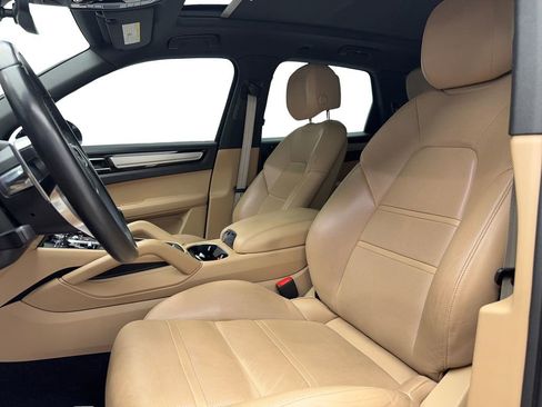 Used 2023 Porsche Cayenne Platinum Edition image 44