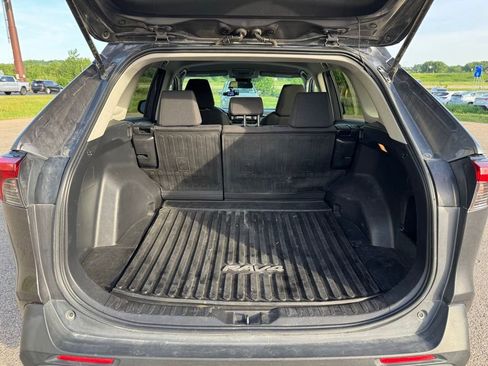 Used 2021 Toyota RAV4 LE AWD/4WD image 17