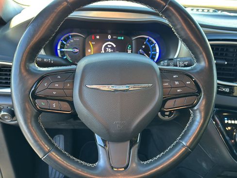 Used 2020 Chrysler Pacifica Touring-L w/ S Appearance Package image 16