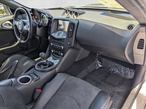 Used 2016 Nissan 370Z Touring RWD image 18