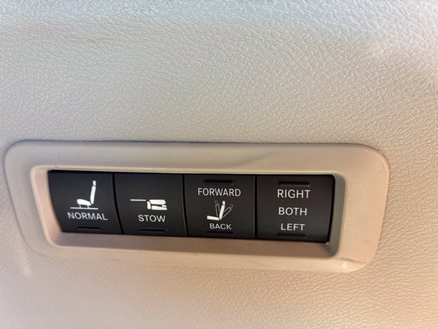 Used 2020 Chrysler Pacifica Limited FWD image 26
