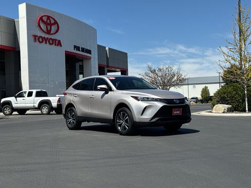 Used 2022 Toyota Venza LE AWD/4WD image 3