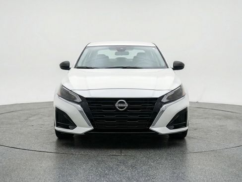 Used 2025 Nissan Altima 2.5 SV image 2