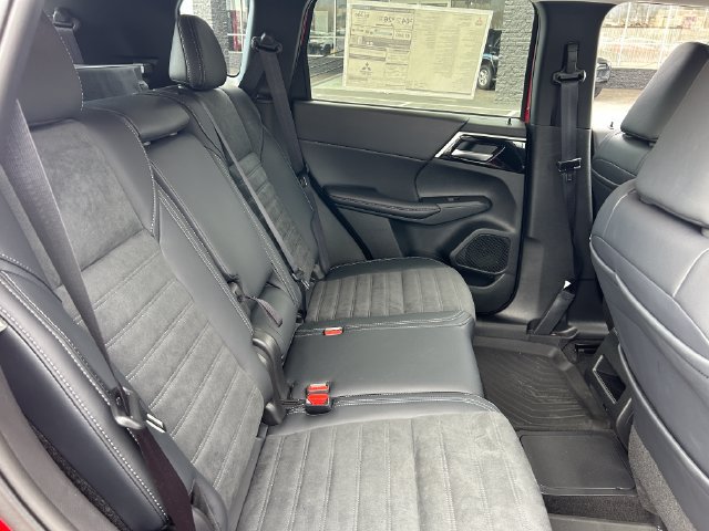Used 2025 Mitsubishi Outlander SE AWD/4WD image 36