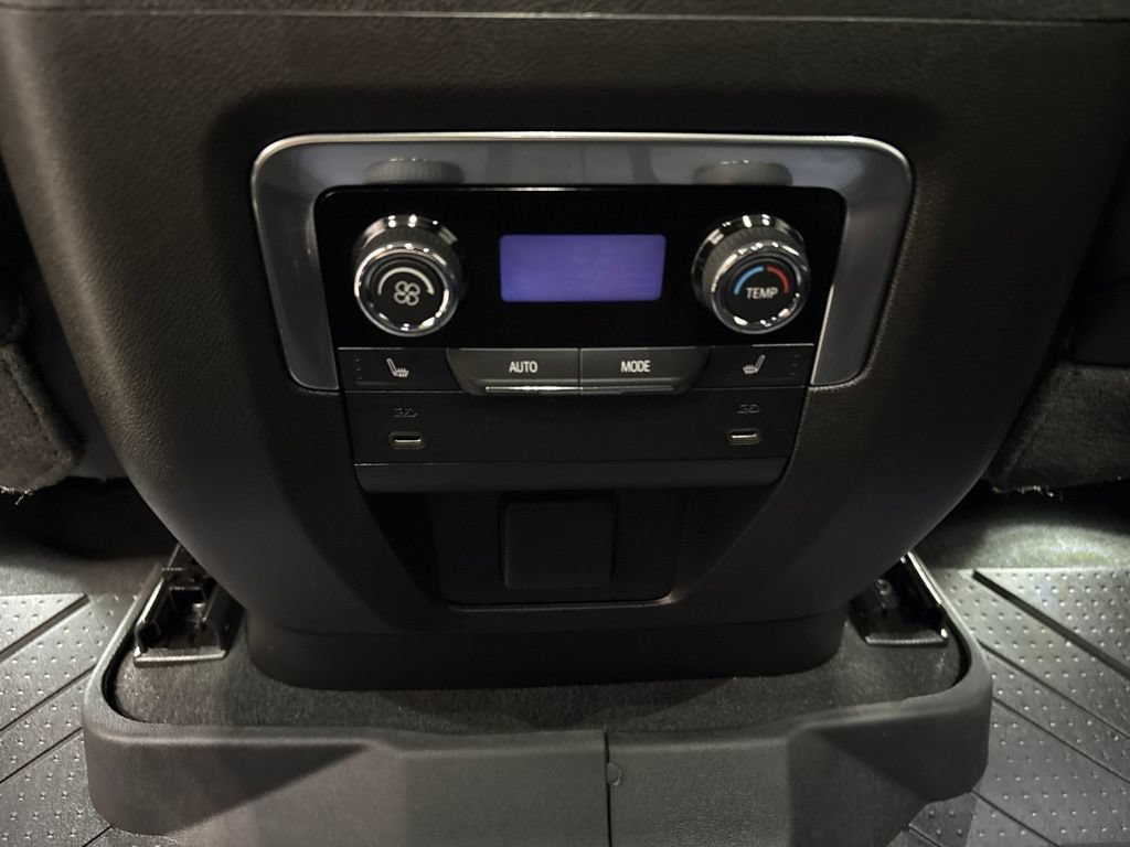 Used 2026 Chevrolet Suburban High Country AWD/4WD image 32