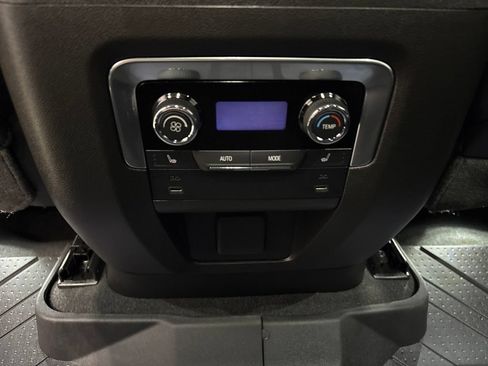 Used 2026 Chevrolet Suburban High Country AWD/4WD image 32
