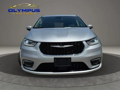 Used 2023 Chrysler Pacifica Touring-L FWD image 2