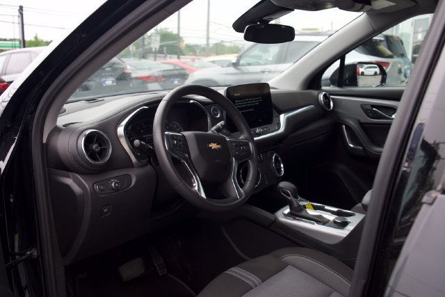 Used 2025 Chevrolet Blazer LT FWD image 11
