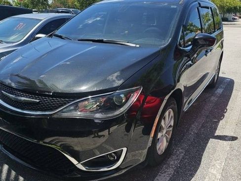 Used 2017 Chrysler Pacifica Touring-L FWD image 1