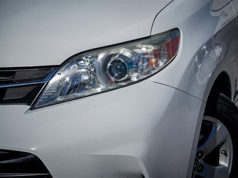 Used 2020 Toyota Sienna LE image 3