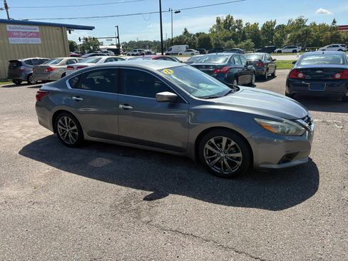 Used 2018 Nissan Altima 2.5 SR w/ SR Special Edition FWD image 2