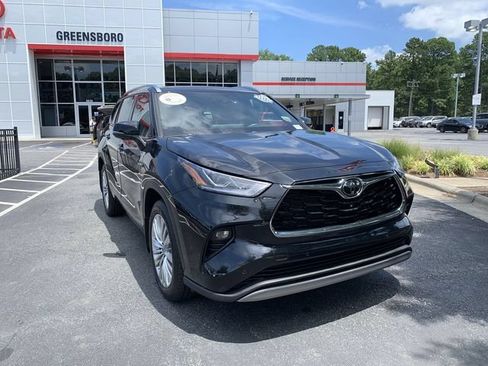 Certified 2025 Toyota Highlander Platinum AWD/4WD image 2