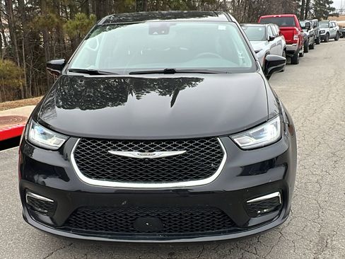 Used 2024 Chrysler Pacifica Touring-L image 3