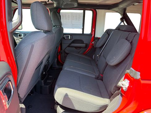 Used 2025 Jeep Wrangler Unlimited Sahara AWD/4WD image 17