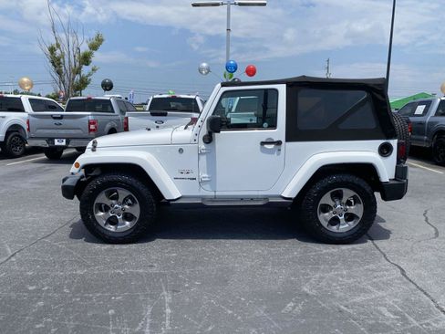 Used 2018 Jeep Wrangler Sahara w/ Connectivity Group AWD/4WD image 4