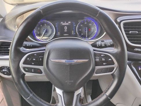 Used 2017 Chrysler Pacifica Touring-L w/ Tire & Wheel Group FWD image 36