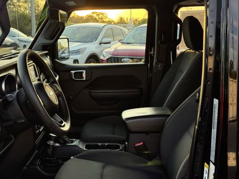 Used 2018 Jeep Wrangler Unlimited Sport image 19