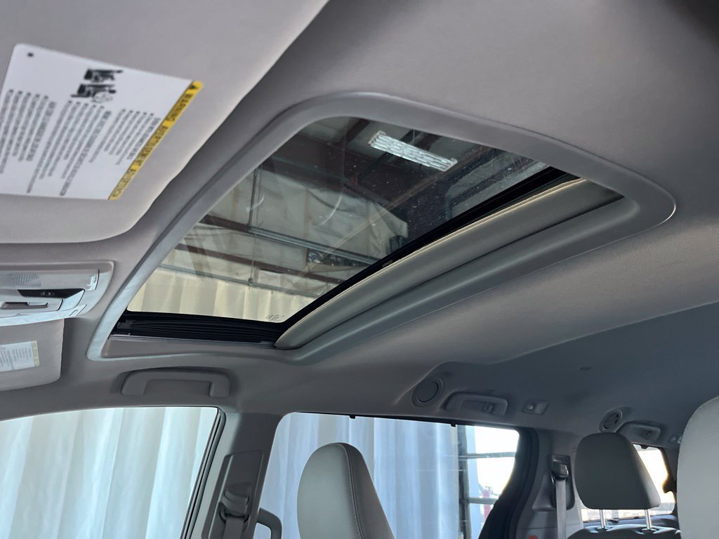 Used 2017 Toyota Sienna XLE FWD image 3