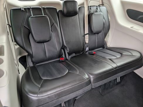 Used 2023 Chrysler Pacifica Touring-L FWD image 6