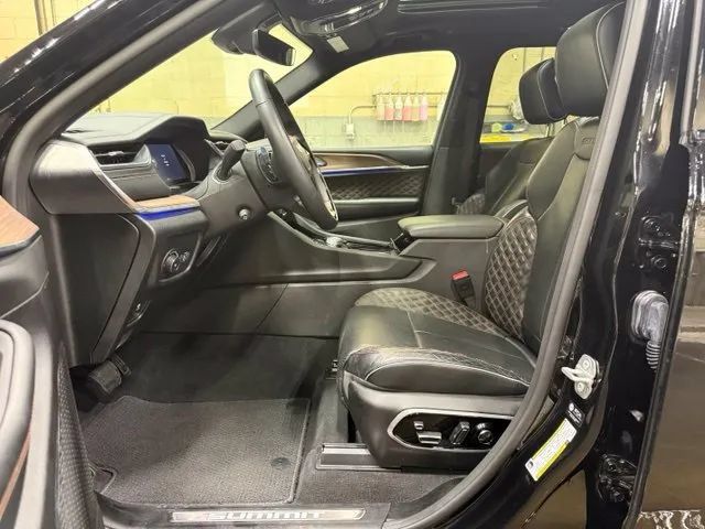 Used 2025 Jeep Grand Cherokee Summit w/ Obsidian Package AWD/4WD image 4