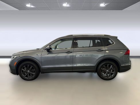 Certified 2024 Volkswagen Tiguan SE w/ Panoramic Sunroof Package FWD image 2