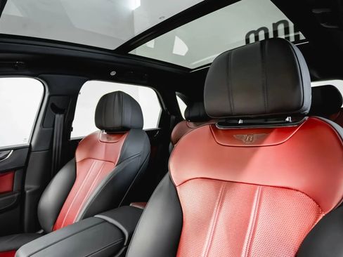 Used 2019 Bentley Bentayga image 38