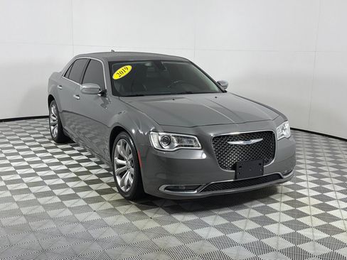 Used 2019 Chrysler 300 Limited RWD image 3