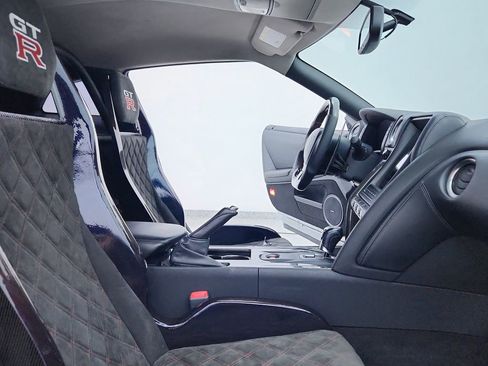 Used 2010 Nissan GT-R Premium image 37