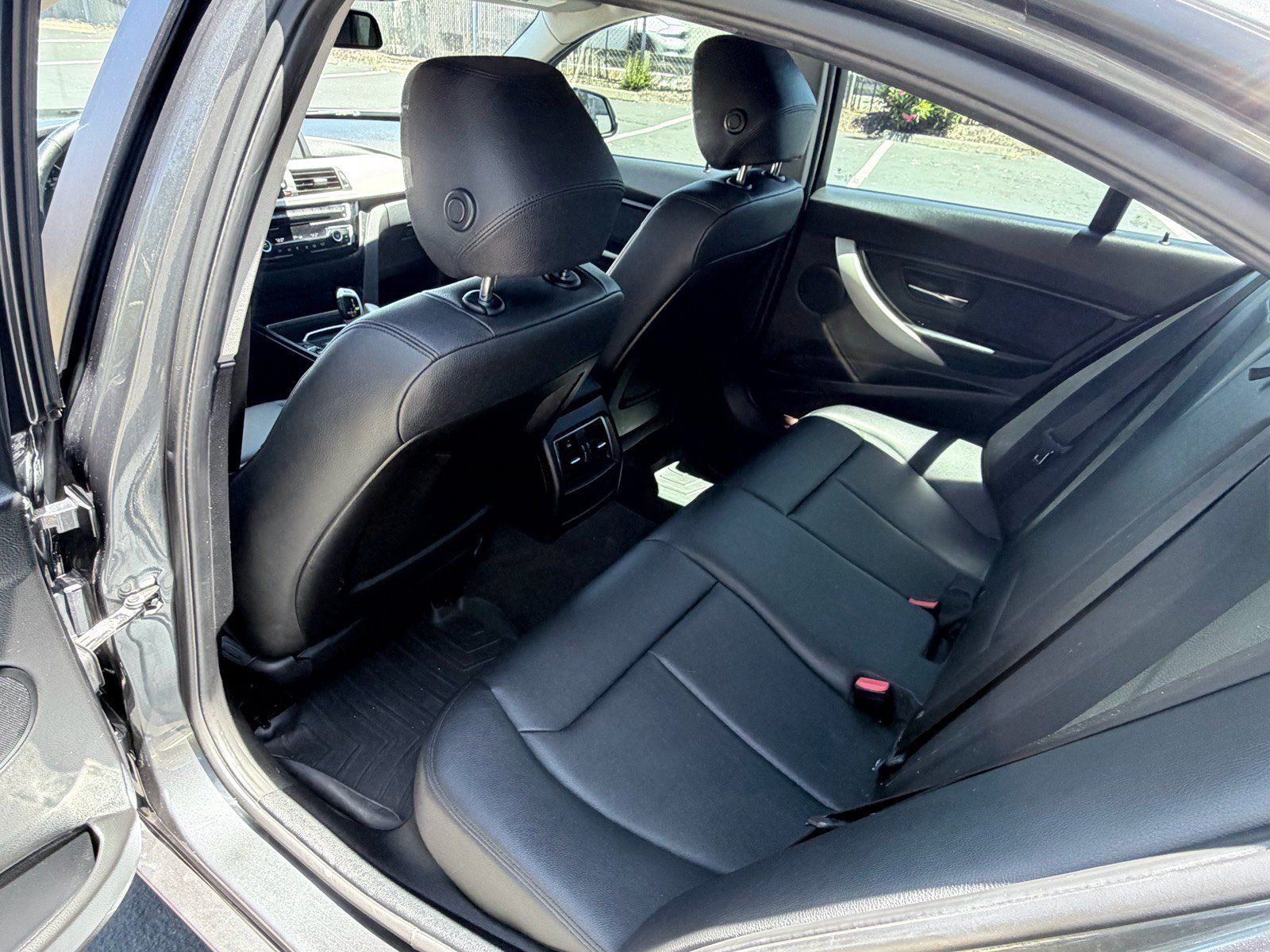 Used 2018 BMW 320i Sedan RWD image 15