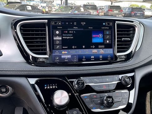 Used 2025 Chrysler Pacifica Limited FWD image 28