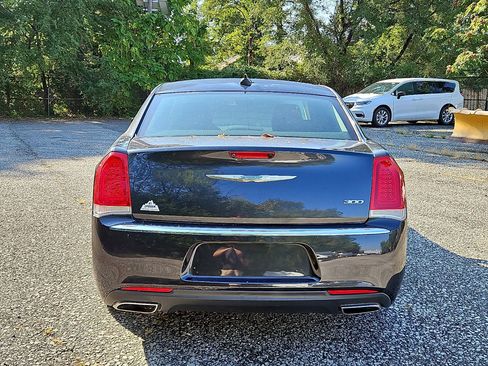 Used 2018 Chrysler 300 Touring image 4
