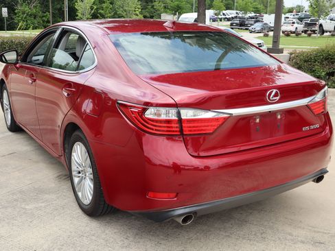 Used 2015 Lexus ES 350 w/ Luxury Package FWD image 6